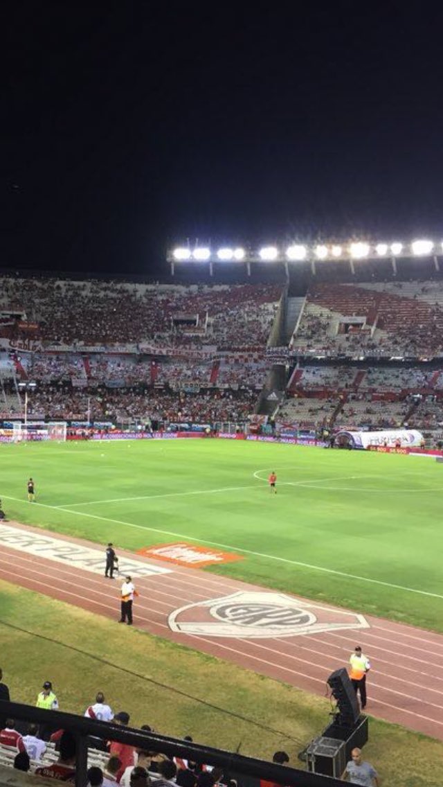 leandrovaldes12's tweet photo. Boca y River jugaron un sábado 21,30 su primer partido oficial 2018 # de locales. Ambos contra un equipo del interior. Y eso que River sabe mucho de jugar sábados en el interior. Aún así no hay comparación posible https://t.co/9TXOM2ZDEa