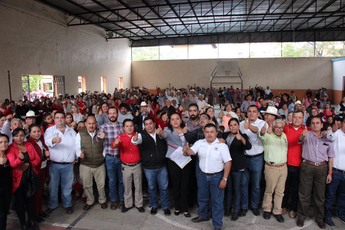 PRIQueretaroCDE's tweet photo. El Presidente Juan José Ruiz lidera la Toma de Protesta a Eva Maldonado Hernández, Candidata a la Alcaldía de Landa de Matamoros. #QroNosUne https://t.co/lIUYz5rJZg