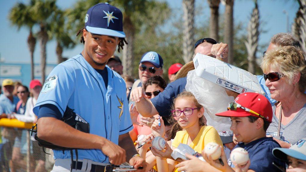 raysbeisbol's tweet photo. ¡Listo con mi bolígrafo! 🖊 Si pudieras pedirle un autógrafo a un jugador de #RaysBéisbol durante #SpringTrainng, ¿a quién sería? ⚾🤔🌴 https://t.co/f52fOtsLlU