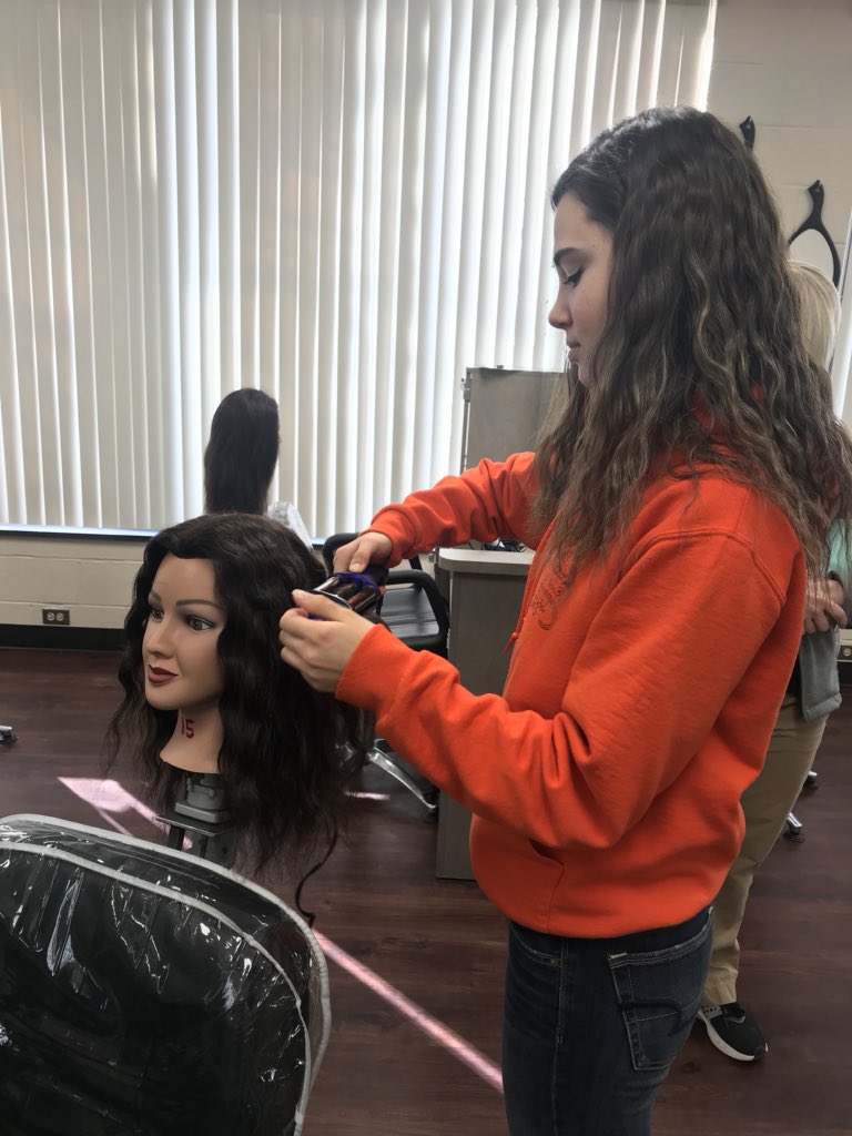 ramunionmiddle's tweet photo. 8th grade field trip to Sentinel.  Cosmetology classroom! https://t.co/oej9g4MN3m