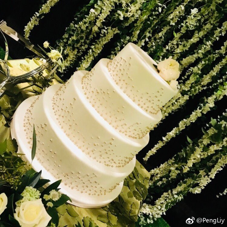 Youngbae and Hyorin wedding cakeSimple but elegant   #DopeWeddingCongratz on pics