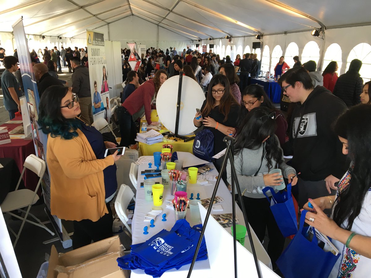 Cien_Amigos's tweet photo. Congratulations @Lferrersilva, @consulmexsac staff for a very successful "Steps To College" university fair today! Thousands of students and families on their way to a college education. Thanks to @castudentaid for great support. https://t.co/8XJGEFs6qM