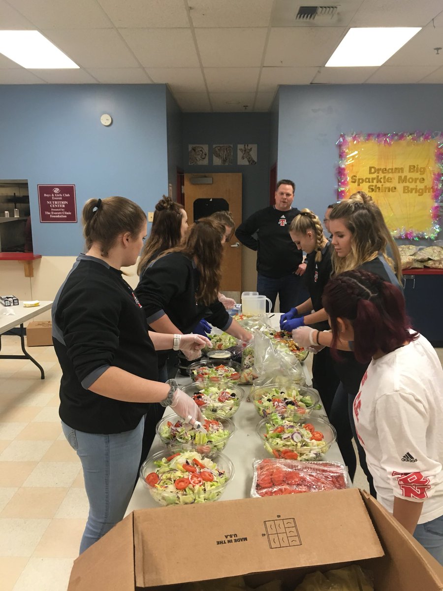 Lilikoi300's tweet photo. @EvCC_Trojans @EverettCC #evccsoftball volunteering for the Boys and Girls Club fundraising auction. #alvindavis keynote. https://t.co/QzH6kann2f