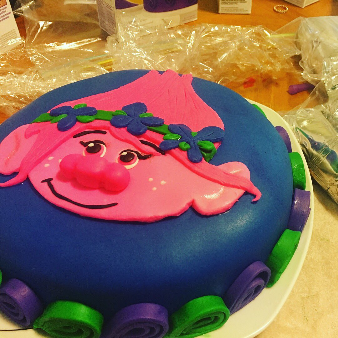 liz_stuttler's tweet photo. #cakedecorating #trollscake https://t.co/pzhf757keN