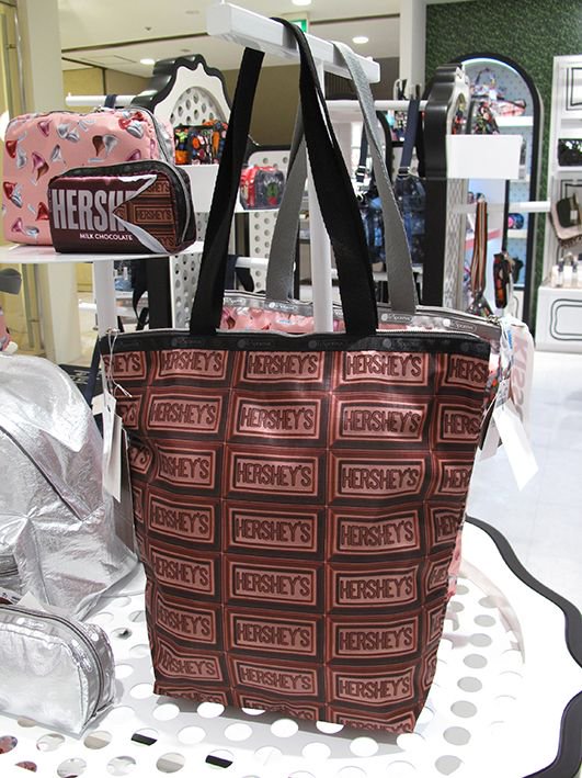 ハーシーズのキスチョコ型ポーチがかわいい HERSHEY'S