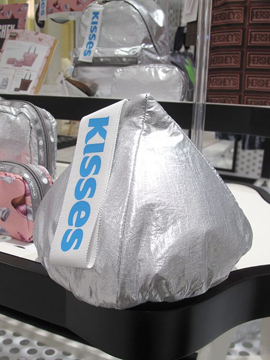ハーシーズのキスチョコ型ポーチがかわいい HERSHEY'S