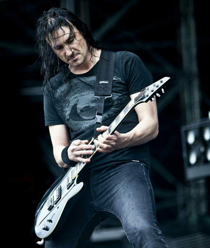 summainferno's tweet photo. Joe Duplantier es un músico y activista francés, nacido en Bayona en el año de 1976. Junto a su hermano Mario, fundó Gojira en 1996, banda que lo ha llevado a recorrer el mundo. También fue bajista en Cavalera Conspiracy.

#MiniBios https://t.co/tSbz5dYT11