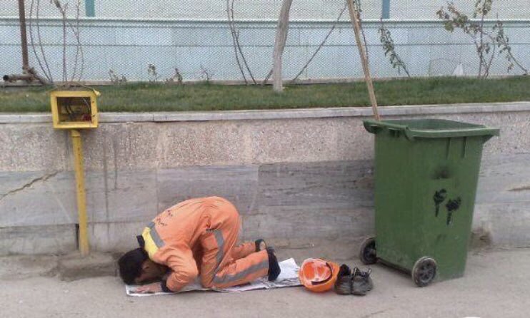 قال طفل لأبيه : إن صاحب القمامة عند الباب ، فرّد الأب : يابنّي نحن أصحاب القمامة ، وهو صاحب النظافة جاء ليساعدنا