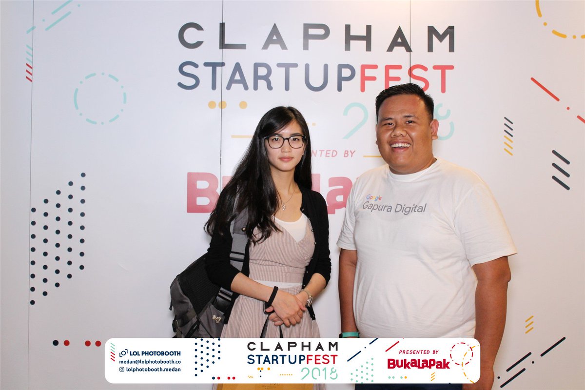 badiacoolonline's tweet photo. The girl who stand next to me is Crystal Widjaja (Senior Vice President, and Business Intelligence and Growth at @gojekindonesia)
Smart and a beautiful woman 😍
Really nice to know her 😎
#Gojek #CrystalWidjaja #ClaphamStartUpFest18 #CSUF18 #ClaphamCo https://t.co/bNM7JIgOrn