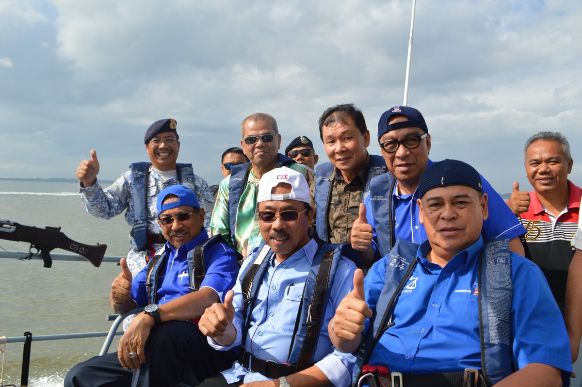 NavySDK's tweet photo. Welcome Tan Sri @MusaHjAman!
Its an honour for us to have Chief Minister onboard our boat, #CB90 #SecurityTrip #SecurityTrust #BelieveInUs #BelieveInTheNAVY
#PemimpinBersamaRakyat
#NavyPeople
#Kesiapsiagaan
#Keselamatan
#NadiNegaraku
#PerkasaPerwira
@MPA_Timur @tldm_rasmi https://t.co/qyT0sAq7bu