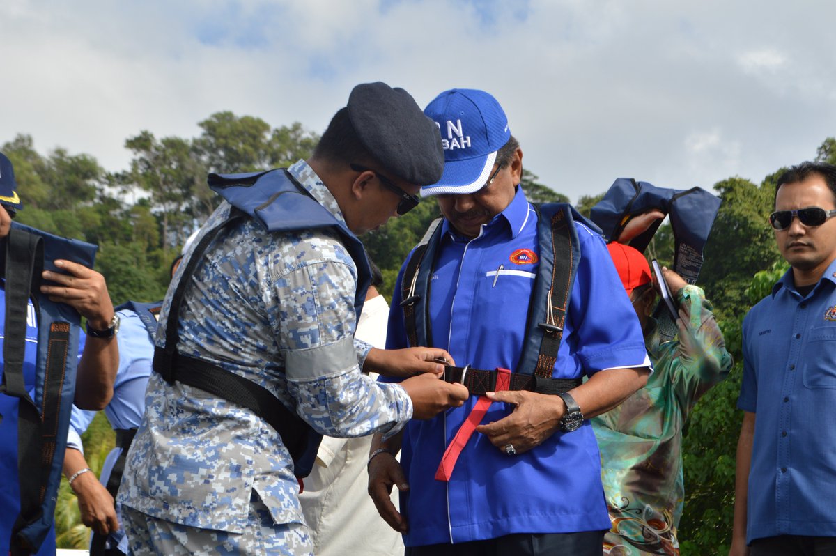 NavySDK's tweet photo. Welcome Tan Sri @MusaHjAman!
Its an honour for us to have Chief Minister onboard our boat, #CB90 #SecurityTrip #SecurityTrust #BelieveInUs #BelieveInTheNAVY
#PemimpinBersamaRakyat
#NavyPeople
#Kesiapsiagaan
#Keselamatan
#NadiNegaraku
#PerkasaPerwira
@MPA_Timur @tldm_rasmi https://t.co/qyT0sAq7bu