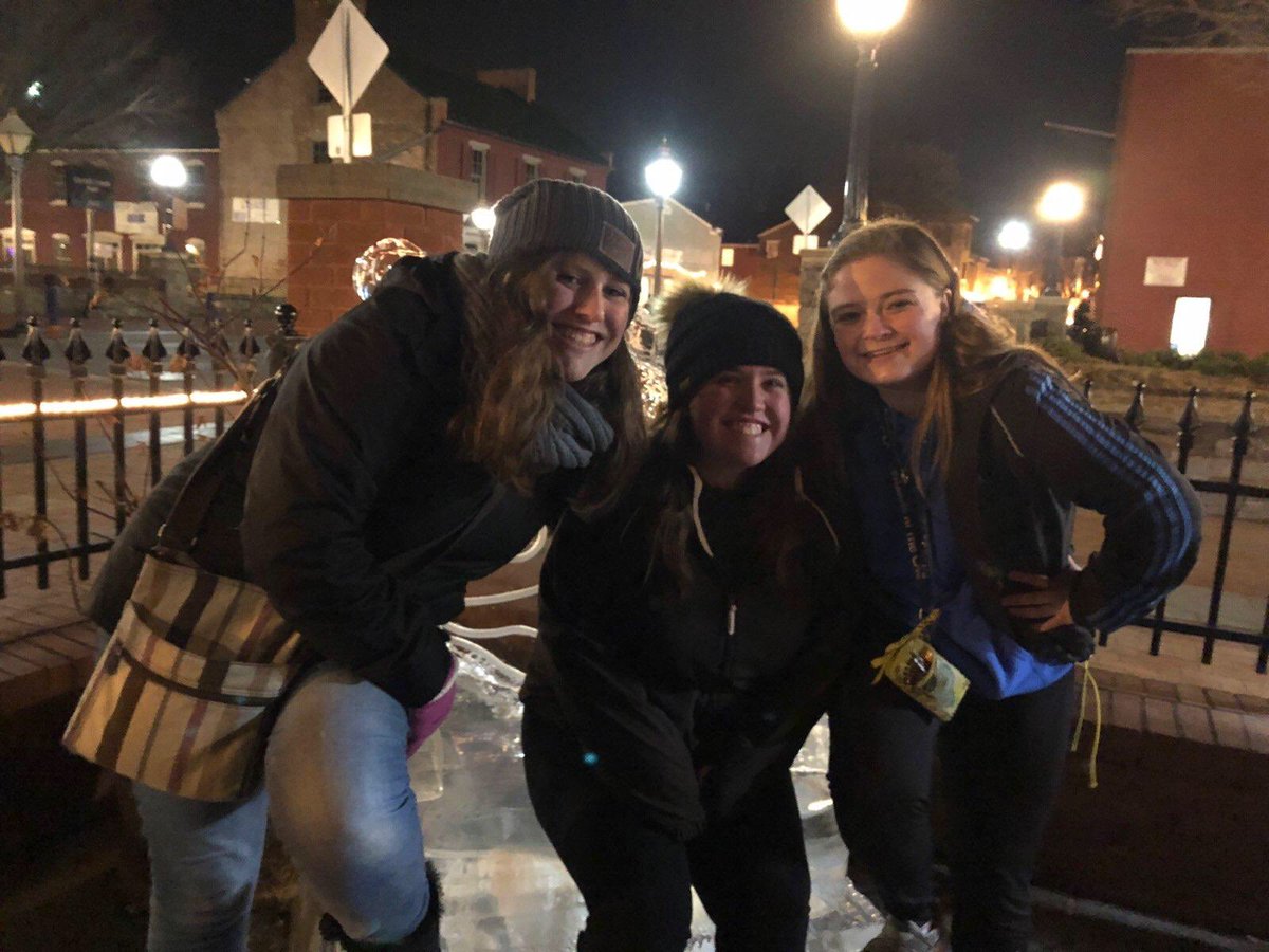 imalwaysenRIGHT's tweet photo. Freezing my ass off was worth it for a pic on this Ice chair #fireandice2018 🔥❄️ https://t.co/Y1pJg6eIKL