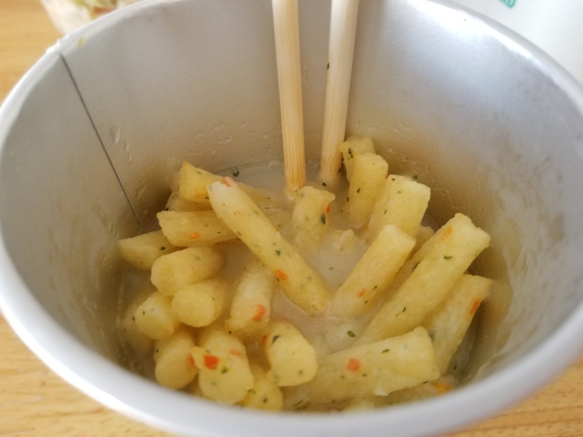 さわこ No Twitter じゃがりこポテトサラダの作り方 じゃがりこを用意します お湯をじゃがりこの半分入れます まぜます 完成 さわこ No Twitter じゃがりこポテトサラダの作り方 じゃがりこを用意します お湯をじゃがりこの半分入れます まぜます 完成