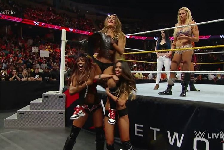 LiftCarry2's tweet photo. @AliciaFoxy and #briebella carry #nikkibella on there shoulders @wwe @BellaTwins #liftcarry #carry #fflift #divasliftcarry https://t.co/WkuCy93tFS