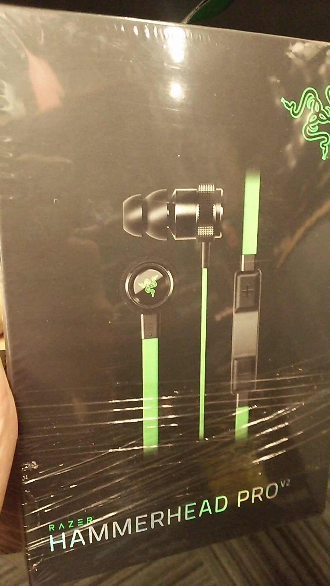 Galleria Lounge公式 Razerのイヤホン型ゲーミングヘッドセット Hammerhead Pro V2 入荷しています ちなみにこちらの商品は外側の包みのビニールに 保証書のシールが貼ってあります 保証を受ける際に必要になりますので 必ず保管してね D