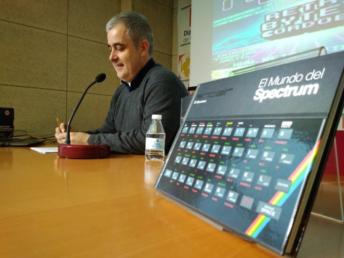 RetroCordoba's tweet photo. Comienza la charla sobre Spectrum, #retrobytes2018 @mundospectrum https://t.co/1jHRjs0YN4