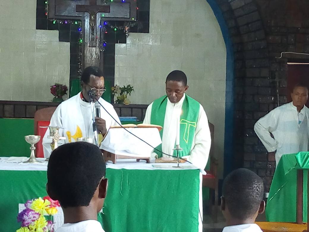 ngoyikasanji11's tweet photo. J’ai prié ce dimanche 04 février à la Paroisse St Lambert au quartier Nyongolo chez mon homo curé #Alphonse NKONGOLO MULAMI, assisté du père #JeanMarie KALALA. Une ambiance fraternelle entre fidèles de l’église universelle. https://t.co/nxiitGhIpZ