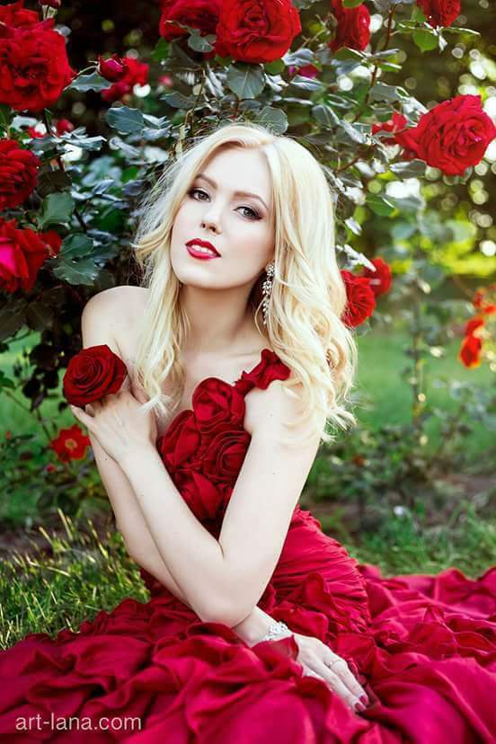 Christina Avin Kiss tweet media
