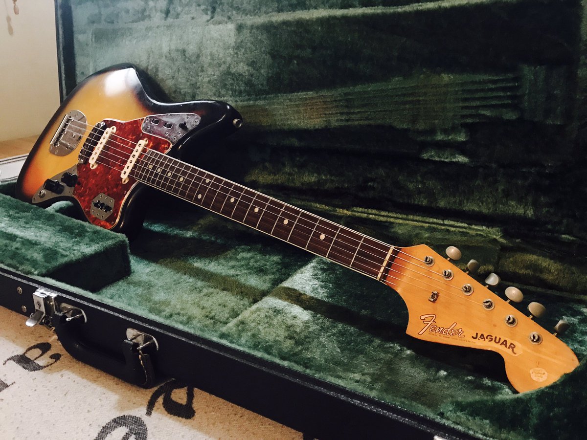 山岸竜之介 Hurry Up 配信中 Twitter પર My New Gear 1965 Fender Jaguar いつもお世話になっている大先輩から 譲り受けました このギターで掻き鳴らしたいと思います ง ง 1965のドットバインディングということは カートコバーンと全く一緒やー ヤバ