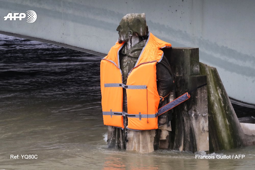 La statue a été habillée par deux grimpeurs descendus en rappel, sous le regard du photographe <a href="/Yann_A_B/">Yann Arthus-Bertrand</a>, parrain avec sa fondation @GoodPlanet_ de cette opération u.afp.com/oozU