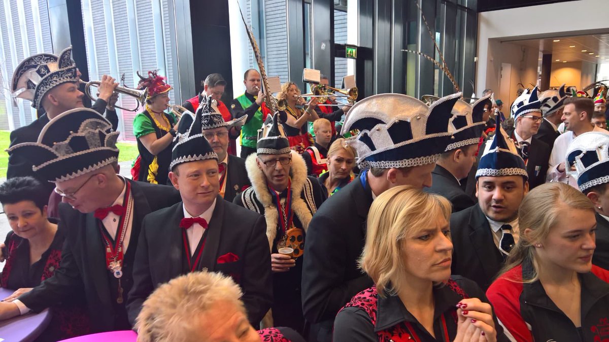 dtvoss's tweet photo. De carnavalsprinsen uit de gemeente Oss zijn deze ochtend bij het gemeentehuis voor de sleuteloverdracht https://t.co/c6xk0WGgQb