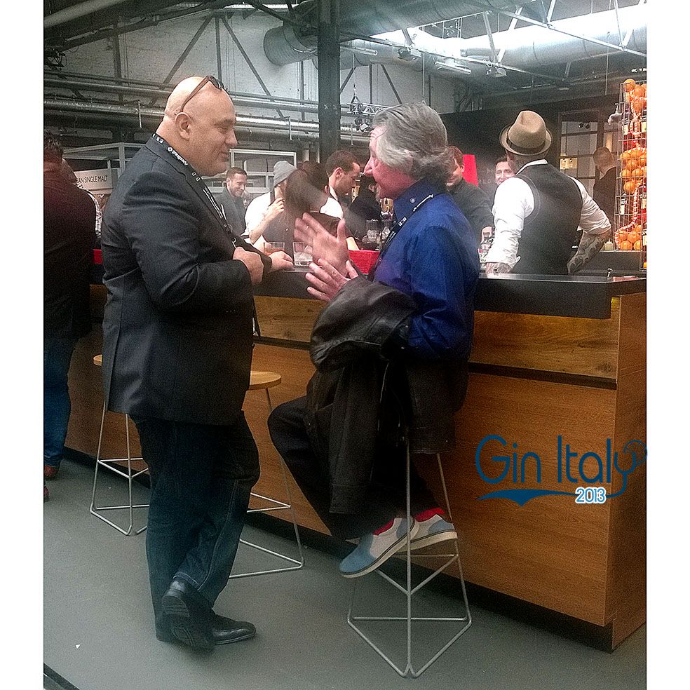 Gin_Italy_it's tweet photo. Would you drink a #Negroni with this 2 guys?
#GazRegan & #MauroMahjoub
#NegroniCocktail #Negroni1919 #ForzaNegroni #BCB #BCB2015 #Gin #GinItaly #GinTonic #GinLovers #Juniper #Ginepro #GinLover #GinoClock #Bar #Cocktail #GinandTonic #GinTime #Ginebra #GinBlogger #Blog #Blogger https://t.co/i0W3kUaFEi