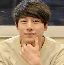 服と同じくらい大事なのが髪。
塩顔系は短髪すぎるのはNG。
やや重めで流すと雰囲気が出る。