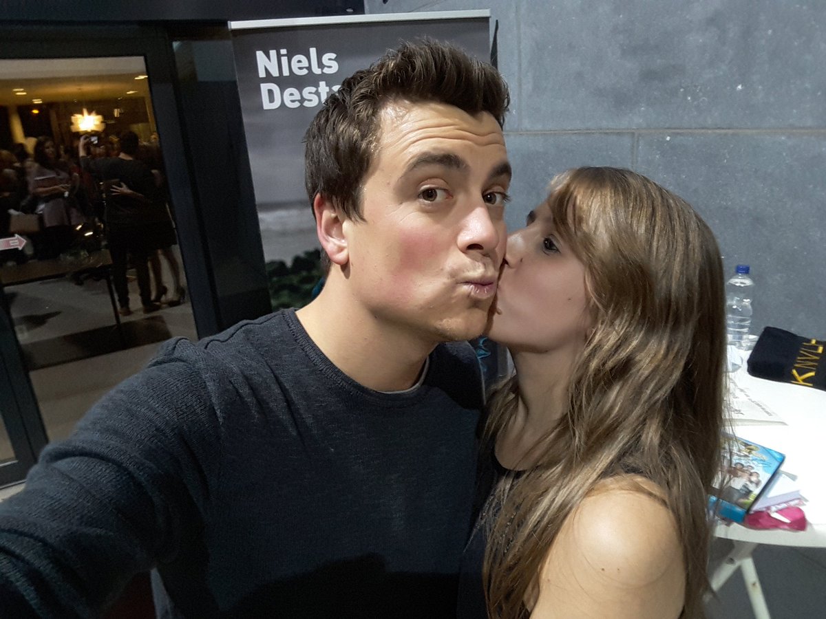 EStrackx90's tweet photo. Er valt met niet genoeg woorden te beschrijven hoe trots we zijn op jou! Het jaar is nog maar pas begonnen en al 2 awards op zak! 🎉👍❤😘 Doe zo voort! 👊 Tot snel topper! Dikke zoen 💋 @Destadsbader #mia #vlaamspopulair #goudenk #bestefilm #fcdekampioenen3 #teamdestadsbader https://t.co/3CaWKSp7lI