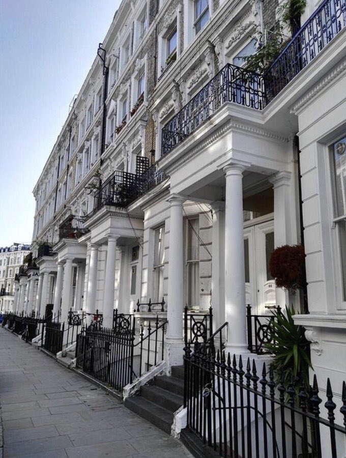NeilAKingWriter's tweet photo. This is South Kensington, London where the main part of #atlanticsplit is set, and these houses are typical of where Luke Bright lives. #settingsunday #lukebright #southkensington #london #indieauthor #writer #author #book #series #novel #youngadult #youngadultbooks https://t.co/WjJ06xv2zJ