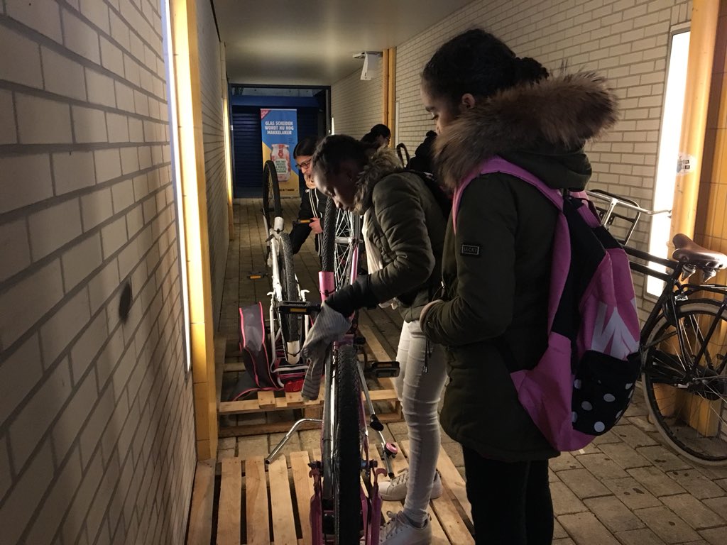 recyq's tweet photo. Kids bezig met fietsworkshop https://t.co/u8ztuJBulI