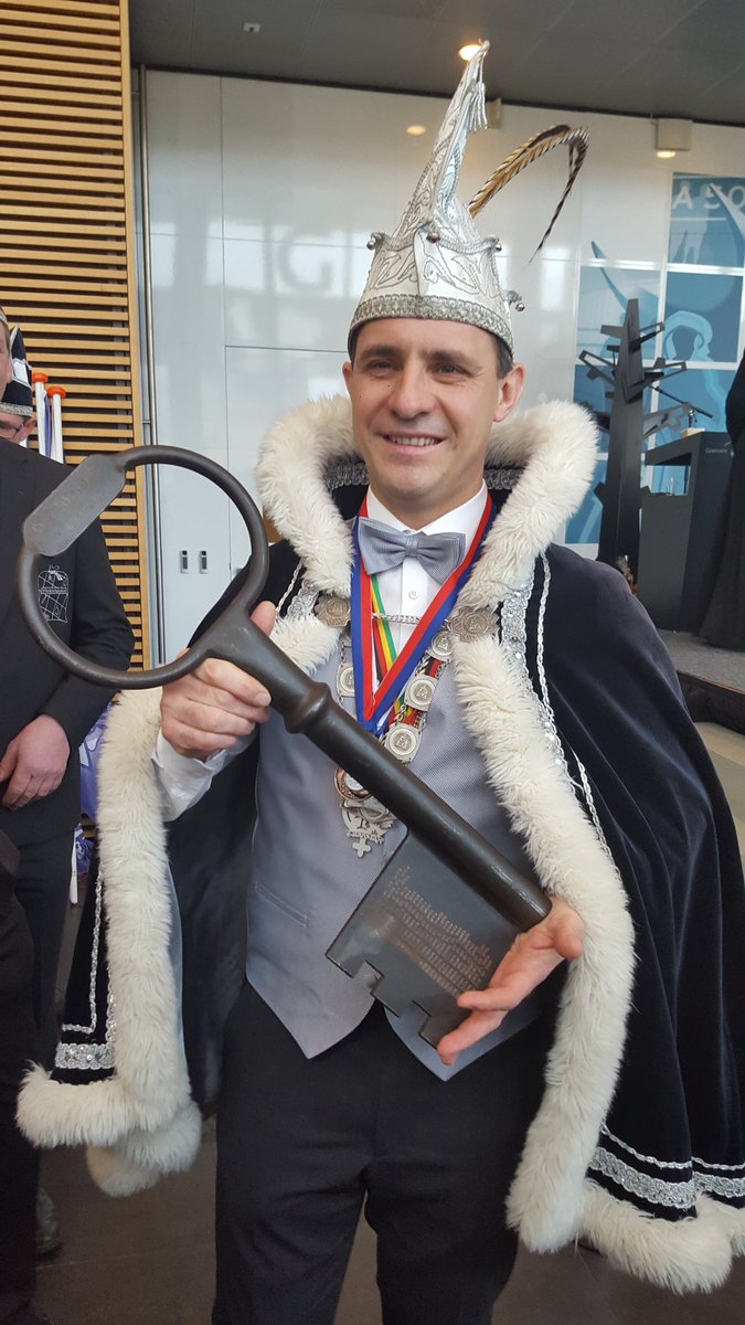 Schottelzakken's tweet photo. Onze Prins Ruud heeft de sleutel over ons Schottelzakkenrijk in ontvangst genomen. Laat de carnaval maar beginnen! https://t.co/ypiVpa3xdM