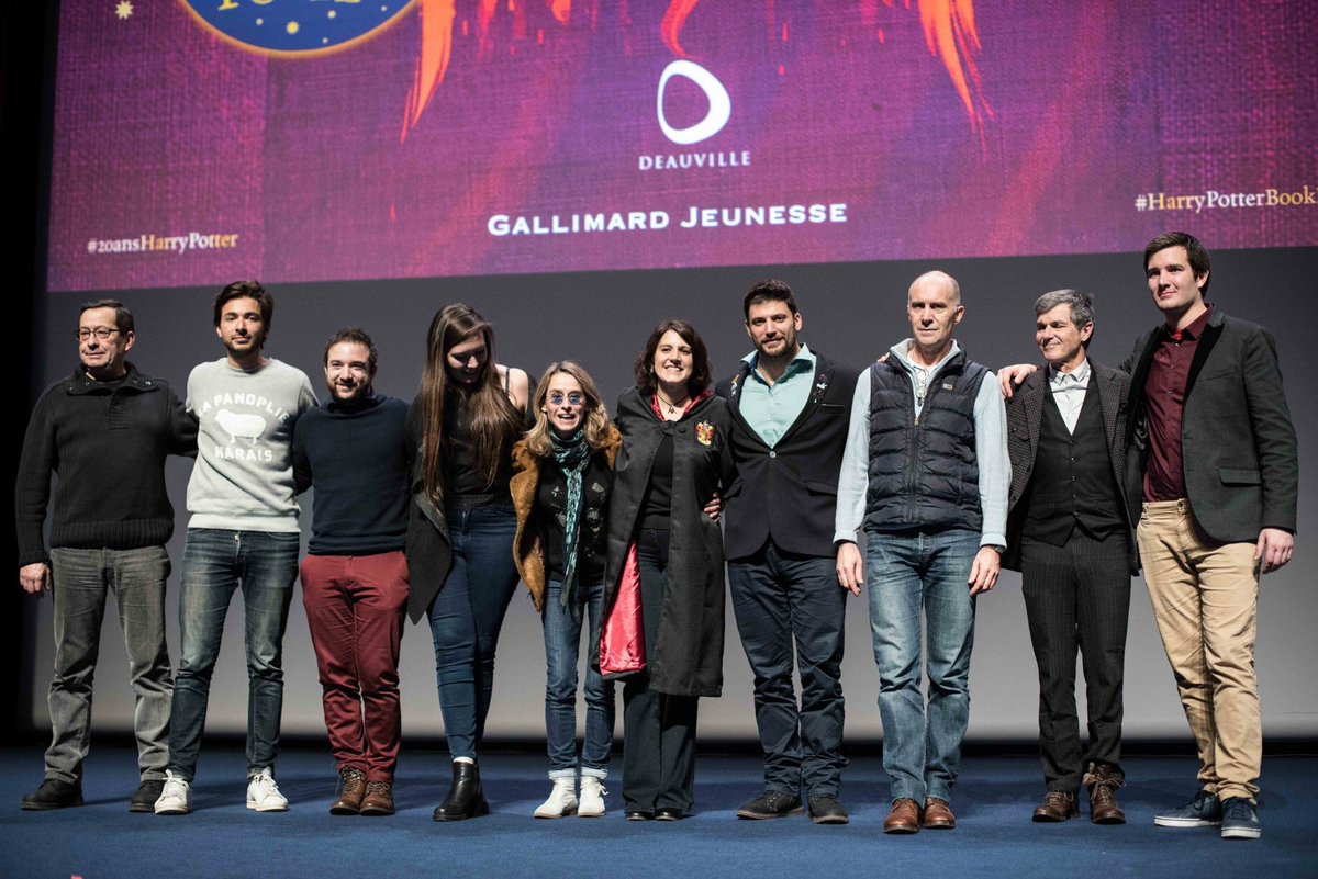 DeauvilleFr's tweet photo. La #NuitdesLivresHarryPotter ⚡️🧙‍♂️🔮
Grande soirée magique avec les doubleurs des voix françaises, le défilé du concours de #cosplay, des quiz et défis entre les maisons, des reprises des bandes originales… 2/3
#potterhead #HarryPotterBookNight #Deauville https://t.co/K5jFBsrUyq