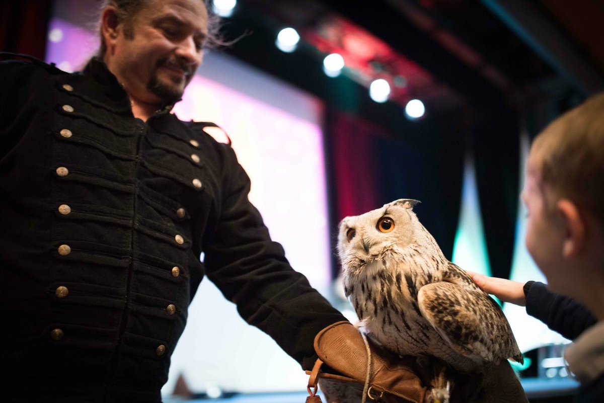DeauvilleFr's tweet photo. La #NuitdesLivresHarryPotter ⚡️🧙‍♂️🔮
Grande soirée magique avec les doubleurs des voix françaises, le défilé du concours de #cosplay, des quiz et défis entre les maisons, des reprises des bandes originales… 2/3
#potterhead #HarryPotterBookNight #Deauville https://t.co/K5jFBsrUyq