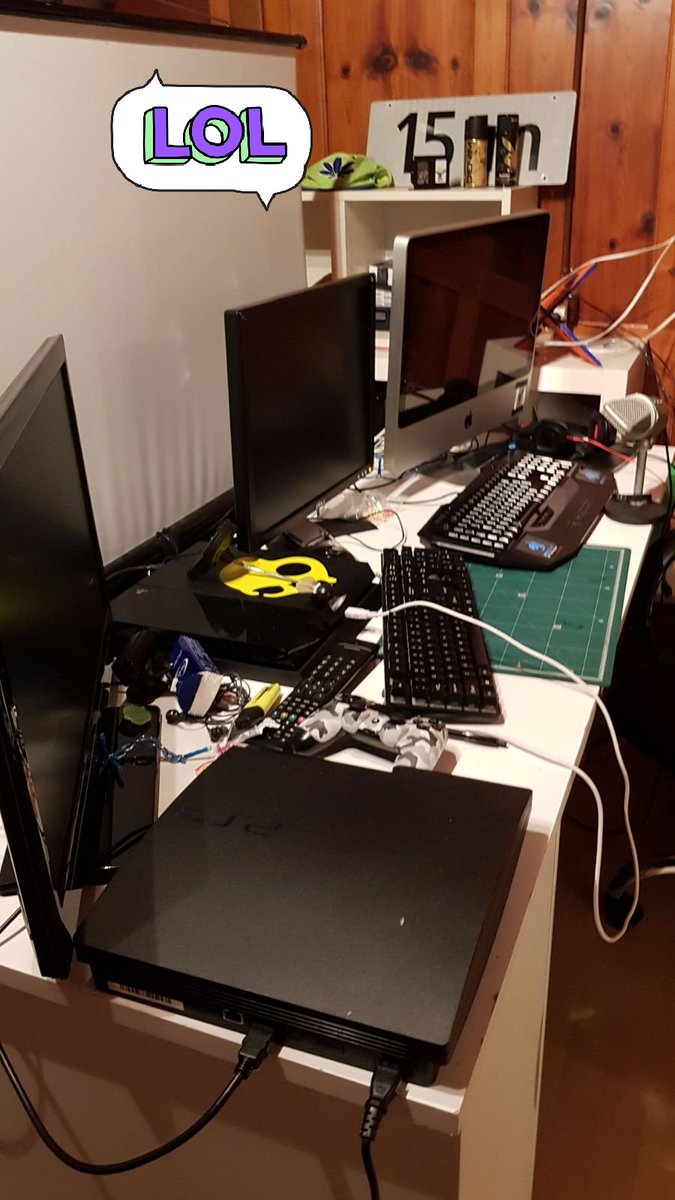 byamaze's tweet photo. Mein Zimmer ist ja eine Katastrophe :D https://t.co/9DcxpDIG3v