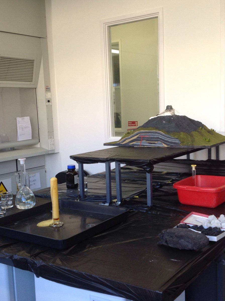 KeeleGGE's tweet photo. Explosions a-plenty in the @KeeleGeology taster session with @Agpaitic_Adam! @KeeleUniversity #volcano #analoguemodelling https://t.co/fpUlHL7nGj