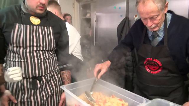 t65lang's tweet image. Casetta Rossa, il “pasto sospeso” compie un anno: Chef Rubio ed Erri De Luca  di nuovo insieme
Piace! #pastosospeso Roma  larep.it/2FGm7oy