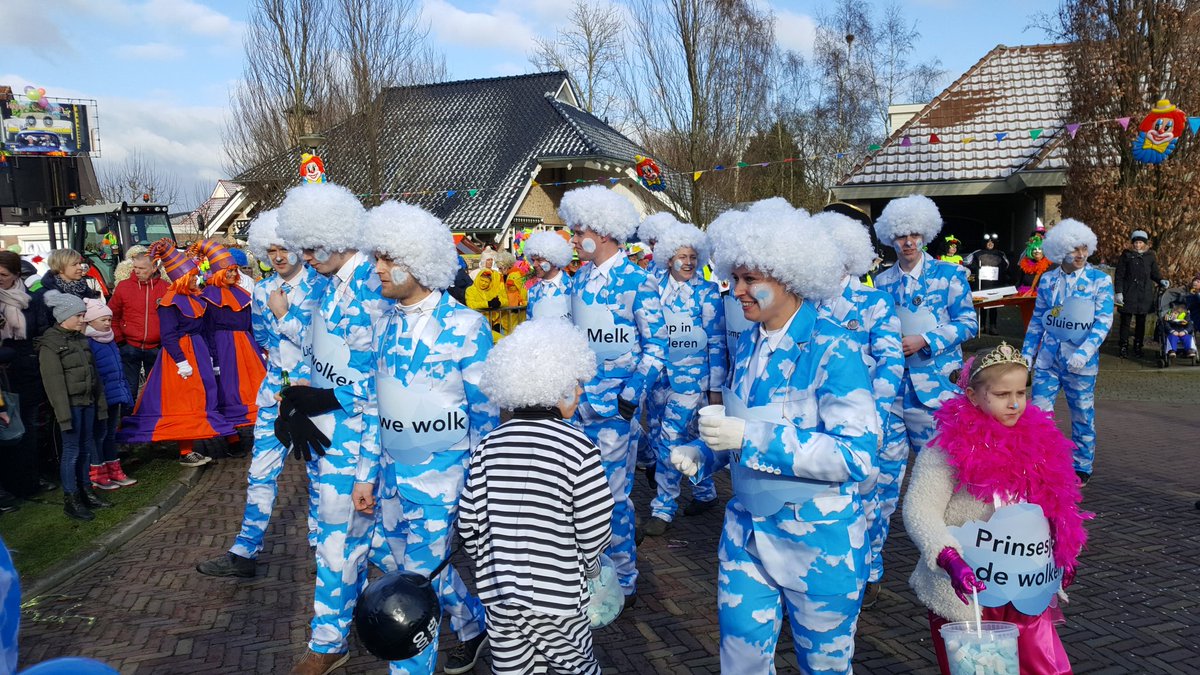 oeneloonstra's tweet photo. Ze zijn begonnen in Albergen #tvoost #carnavalov https://t.co/zSg0ixOWQa