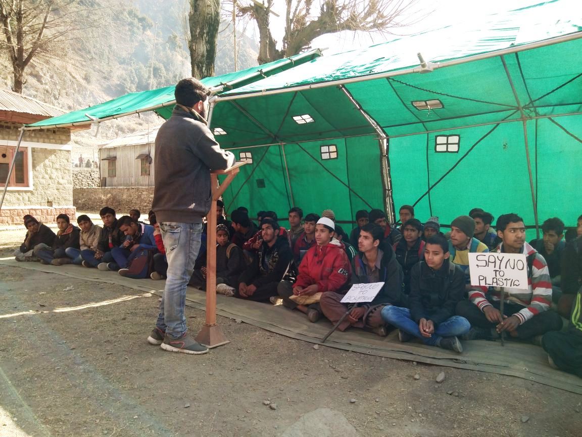Whiteknight_IA's tweet photo. 78 locals specially students enthusiastically participated in the drive to restrict usage of polythene. An awareness lecture on various hazards posed by polythene & its impact on soil, water & air also imparted #ArmyFor Awam @adgpi https://t.co/nqMiomIoQ3