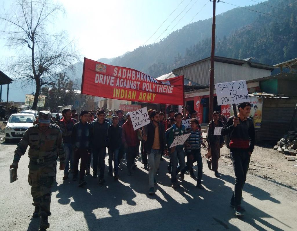 Whiteknight_IA's tweet photo. 78 locals specially students enthusiastically participated in the drive to restrict usage of polythene. An awareness lecture on various hazards posed by polythene & its impact on soil, water & air also imparted #ArmyFor Awam @adgpi https://t.co/nqMiomIoQ3