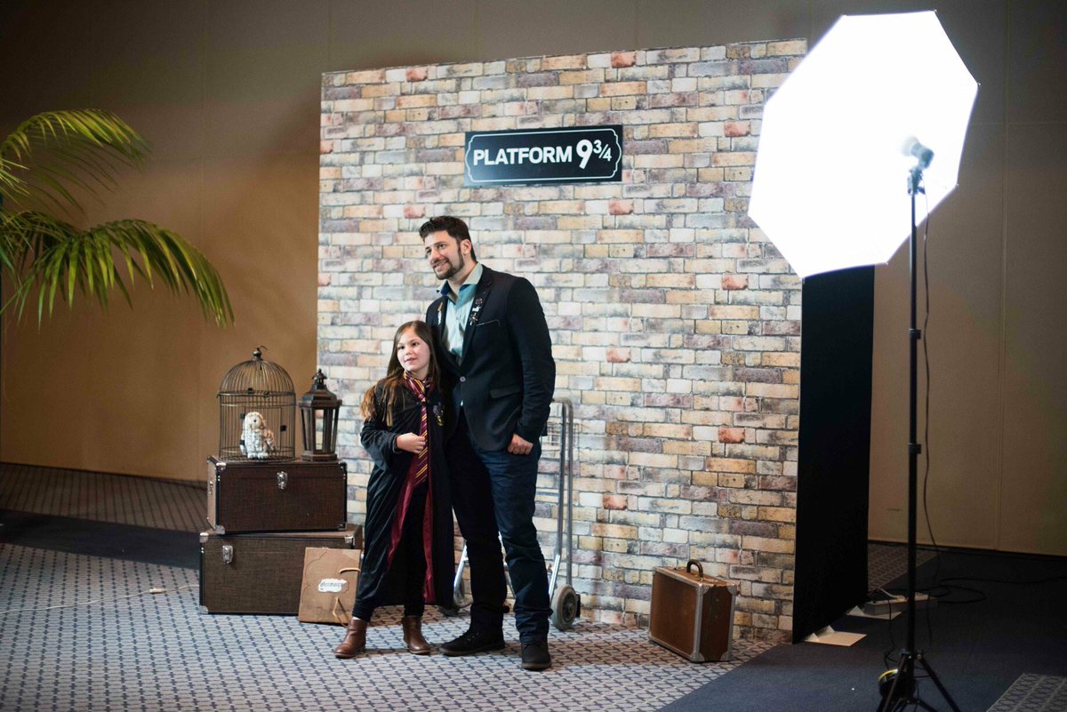 DeauvilleFr's tweet photo. La #NuitdesLivresHarryPotter ⚡️🧙‍♂️🔮
A cette occasion, @StanYanevski, alias #ViktorKrum dans la saga, était présent pour une séance de dédicaces et photos exceptionnelle ! 
#potterhead #HarryPotterBookNight #Deauville https://t.co/u75vaOAqg6