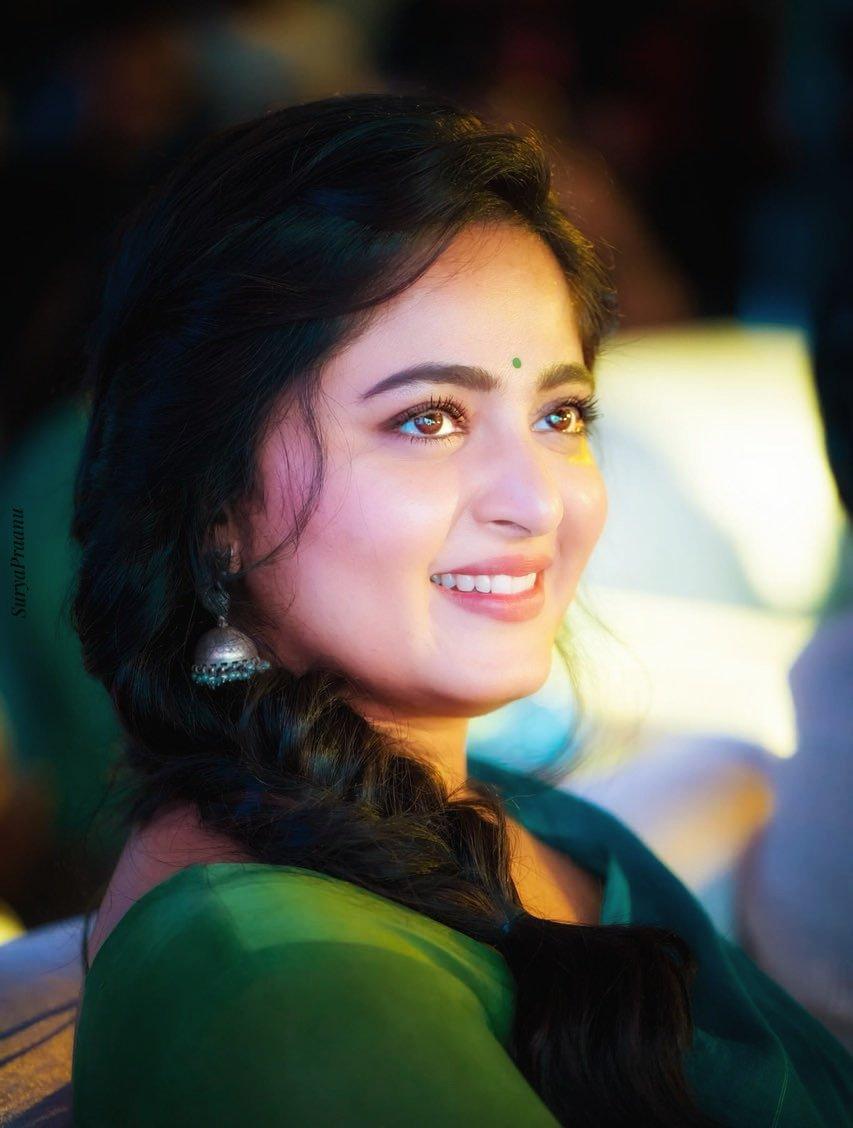 Kalyan_Puvvada's tweet photo. How beautifully this song was picturized..& composed..๐๐
#BlockBusterBhaagamathie
#Bhaagamathie
#AnushkaShetty
@MusicThaman
#MandaaraVideoSong
@UV_Creations @MangoMusicLabel
https://t.co/hEsZTMQptX https://t.co/8yyq85Nv6E
