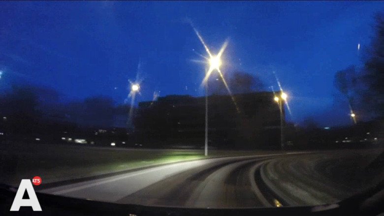 AT5's tweet photo. Ook vanochtend kan het nog glad zijn. Zo ga je met je fiets en auto veilig de weg op https://t.co/D4aCMtuDOE https://t.co/uIIuW2m3qT
