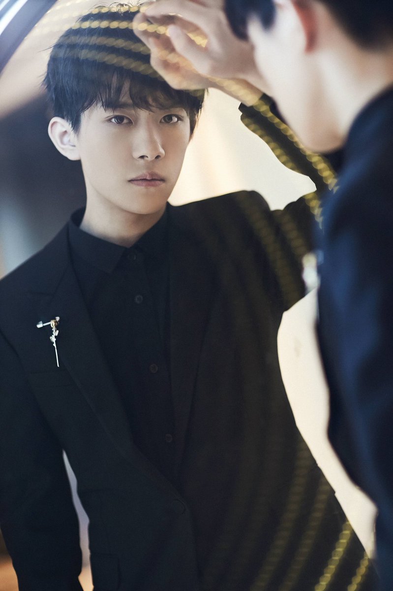 CClaireAmazing's tweet photo. I caught you staring but you caught me staring back ❤️ #JacksonYee #jacksonyi  #TFBOYS #yiyangqianxi https://t.co/AIKOFjQVo0
