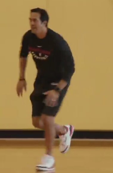 jumpman_forever's tweet image. マイアミヒートのヘッドコーチ エリック・スポールストラ、
いいもん履いてるなあ🎃
#miamiheat #erikspoelstra #coachspo #airjordan3 #aj3 #firered #bred