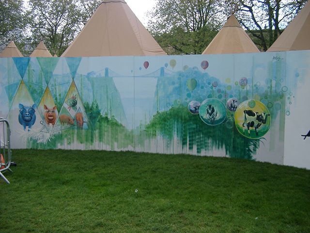 Andis_Art's tweet photo. Queens Square Bristol 2014 #Andrewburnscolwill #fineartonwalls #mural https://t.co/XG8IRDdOor