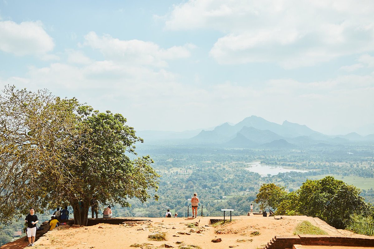 Yansukim ヤンス キム در توییتر 世界遺産 シギリアロック 11kgのカメラバッグを背負い 1時間半で登頂 むかし この岩の上 にはお城があったんだって