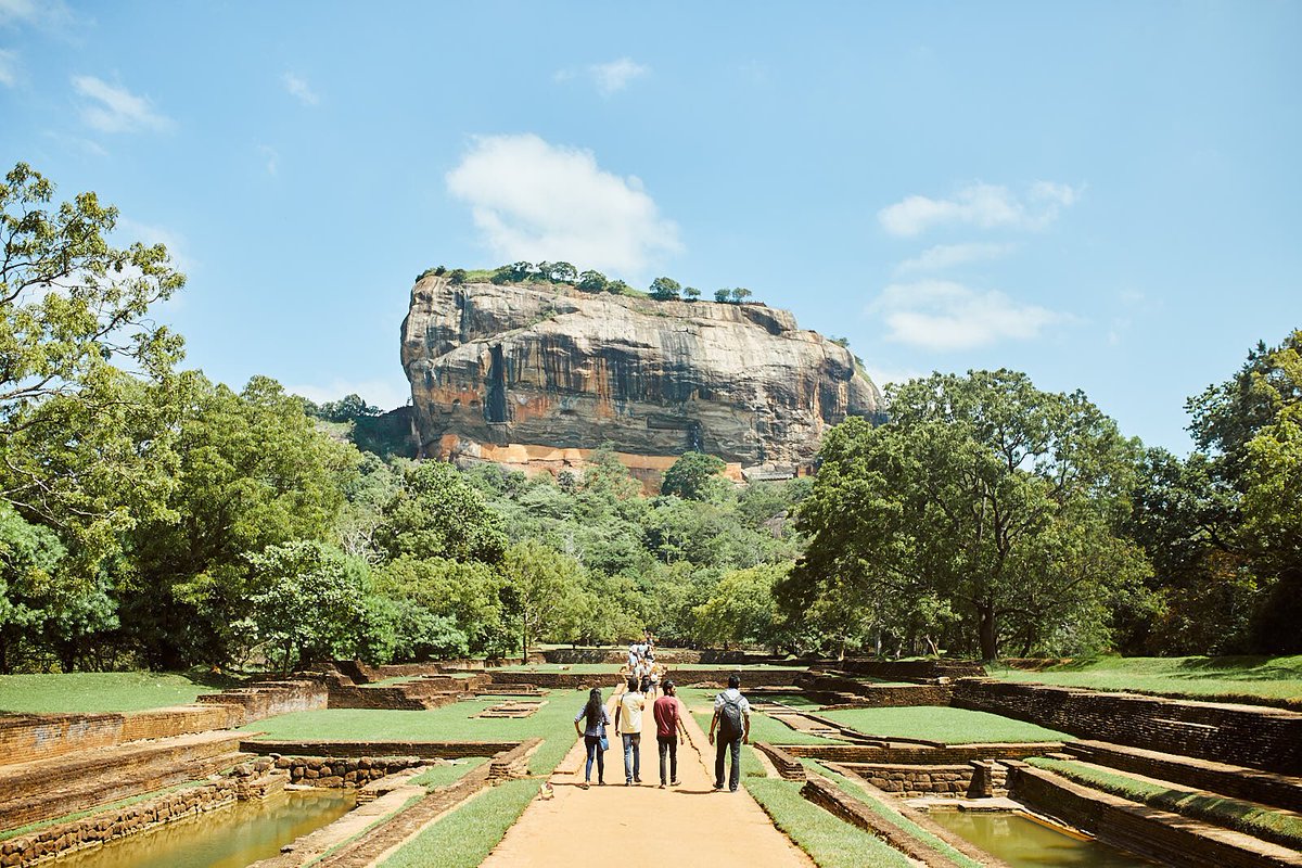 Yansukim ヤンス キム در توییتر 世界遺産 シギリアロック 11kgのカメラバッグを背負い 1時間半で登頂 むかし この岩の上 にはお城があったんだって