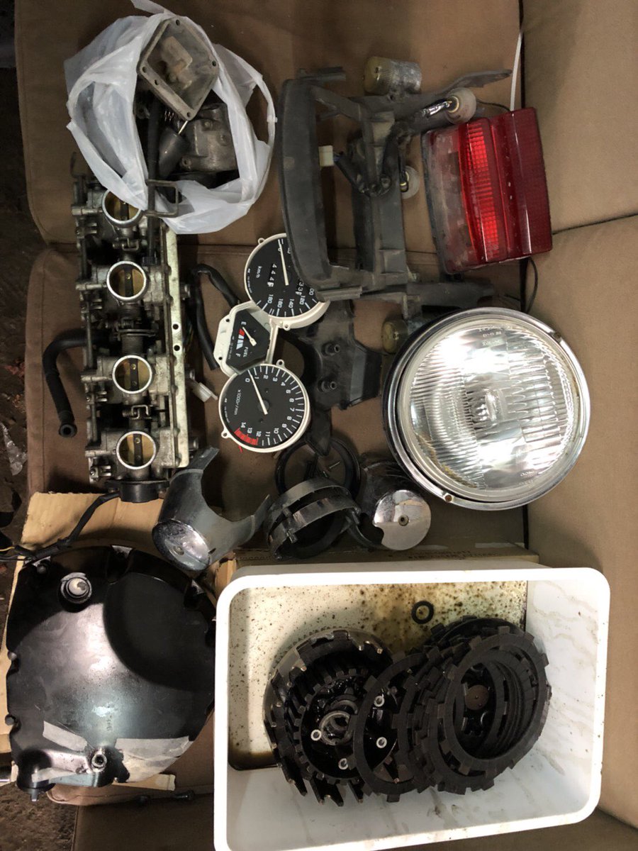 sym_hiroto's tweet photo. 🌟プレゼント企画🌟
xjr400本気でプレゼントします💘
条件はフォロー&amp;リツイート👐
鍵垢の人はわからないので鍵を外してからお願いします🙆
書類、鍵勿論あります🔑📄
欠品はマフラーくらいですが使えないパーツもあるかも❓
少なすぎたら嫌なんで100リツイートいけばプレゼントします🎁 https://t.co/QtnNwzCTHx