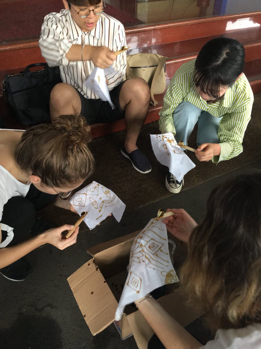berbatiklurik's tweet photo. Mahasiswa dari manca negara peserta program winter camp AIESEC UNDIP nampak asik dan bersemangat belajar membuat batik di outlet Berbatiklurik @disporaparjtg @disperindagjtg @humasjateng maju terus #JatengGayeng https://t.co/6TG6kx5JAu