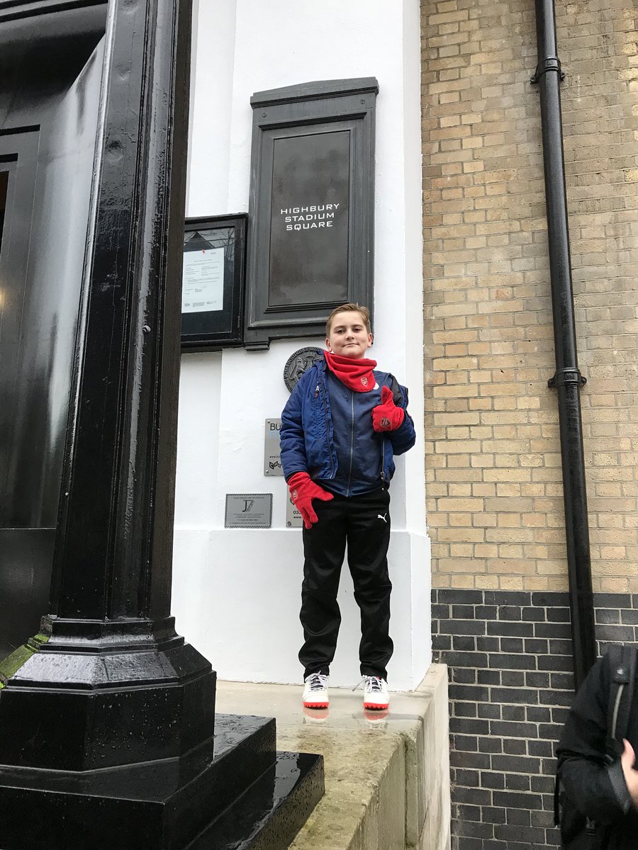 halfadinari's tweet photo. Mixed emotions yesterday, on one hand ashamed at the no show from our apathetic lazy fans, on the other happy with performance from the boys who jelled well in front of Rihanna #afc #kroenkeout #WengerOut #keswickout amazing what a pretty pop star can do to vain men https://t.co/9YRjC2WKu9